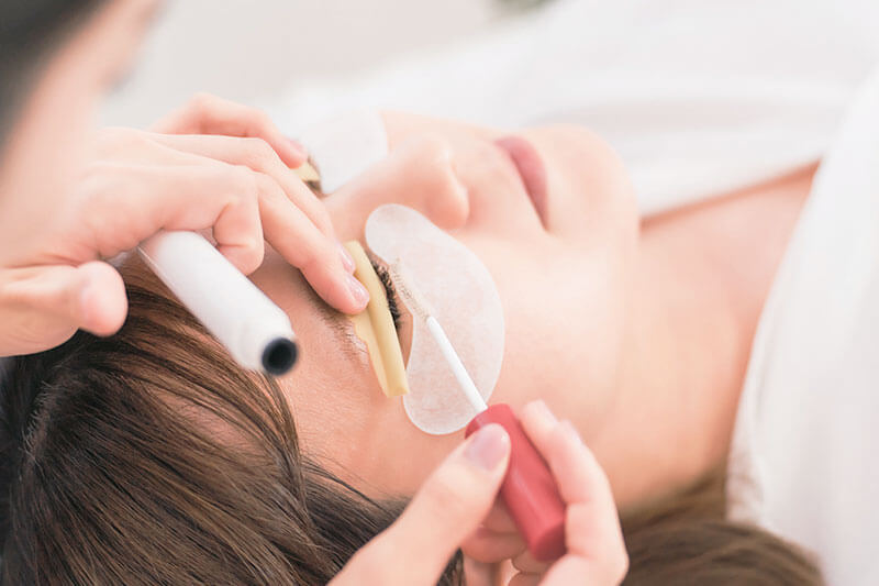 まつ毛パーマ施術中のイメージ写真